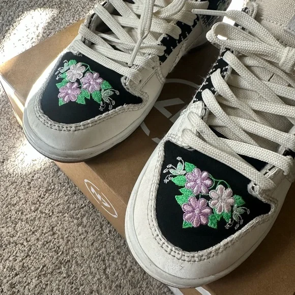 Nike N7 SB DUNK Floral Embroidered Sneakers - Black and White M5/W6.5 - Picture 9 of 10
